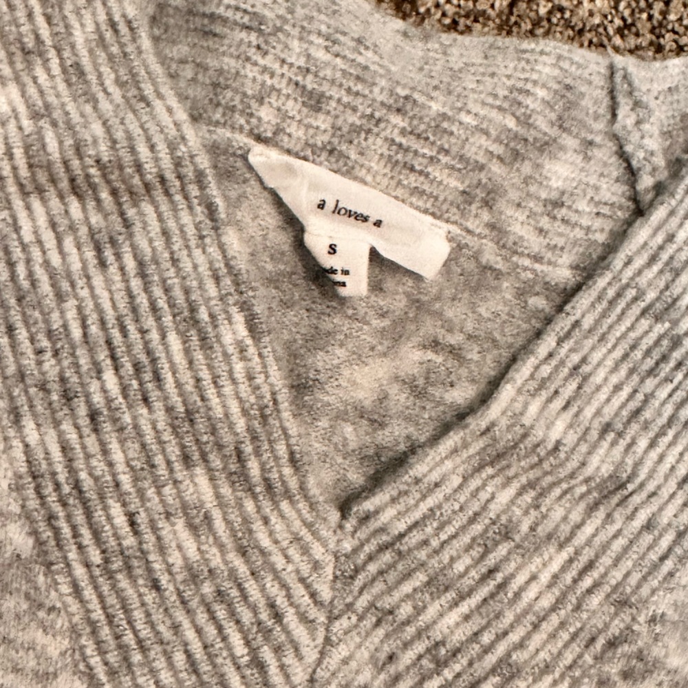 A loves a women Sweater small - Picture 2 of 10